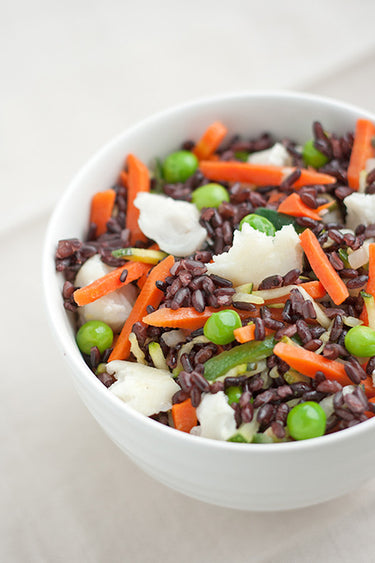 Arroz negro con verduras mixtas y merluza 
