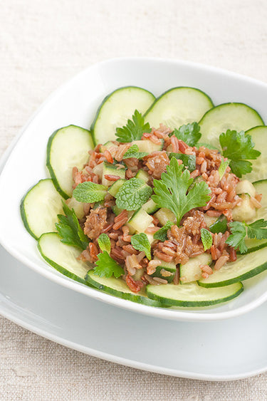 Entrante de riz rouge con menta, pepino, vinagreta de salsa de soja y chalota 