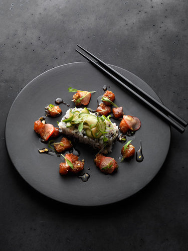 TARTARE DE SAUMON ET RIZ AU GINGEMBRE ET ALGUES 