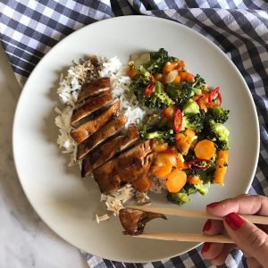 Pollo en salsa teriyaki con verduras y arroz Aroma