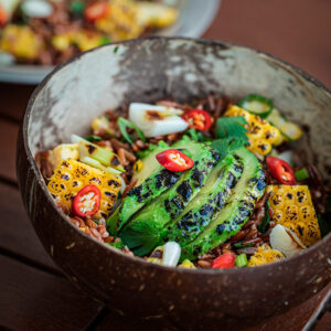 ensalada-arroz-rojo-maiz-parrila-web